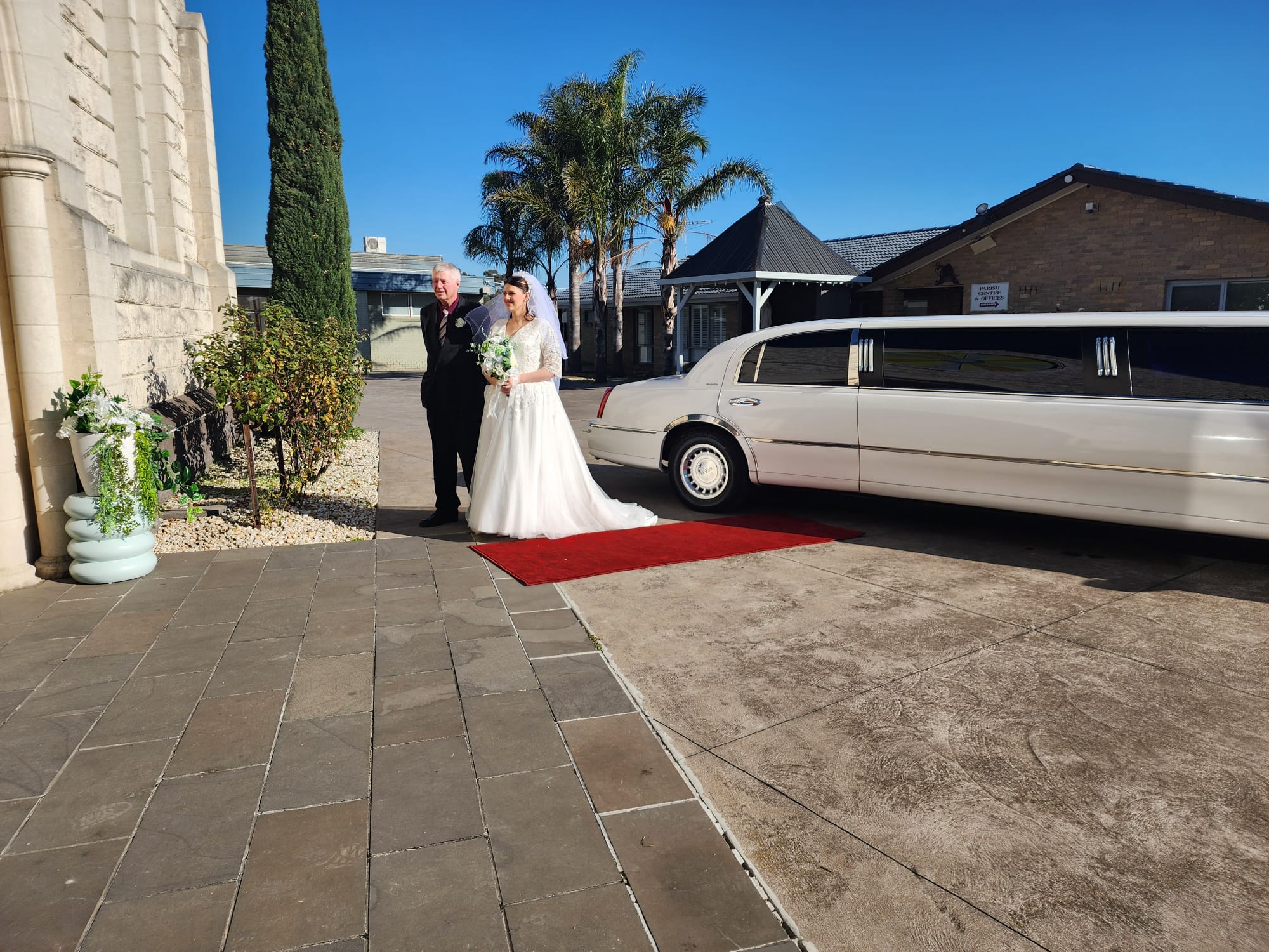 Auslink Limousines white Lincoln stretch limo with bride on red carpet at a Melbourne wedding